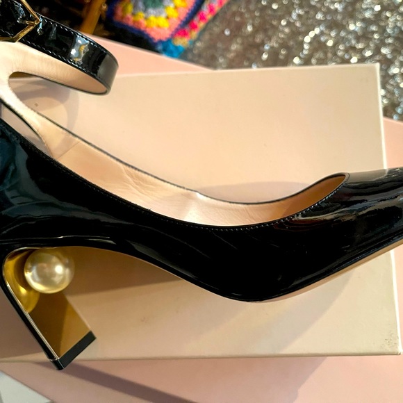Nicolas Kirkwood black pump with large cream pearl under heel. - Picture 1 of 5